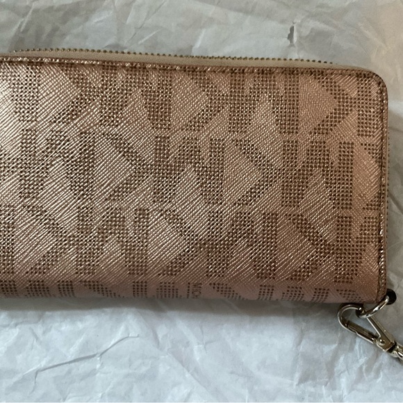 Michael Kors rose gold metallic wallet - Picture 2 of 5